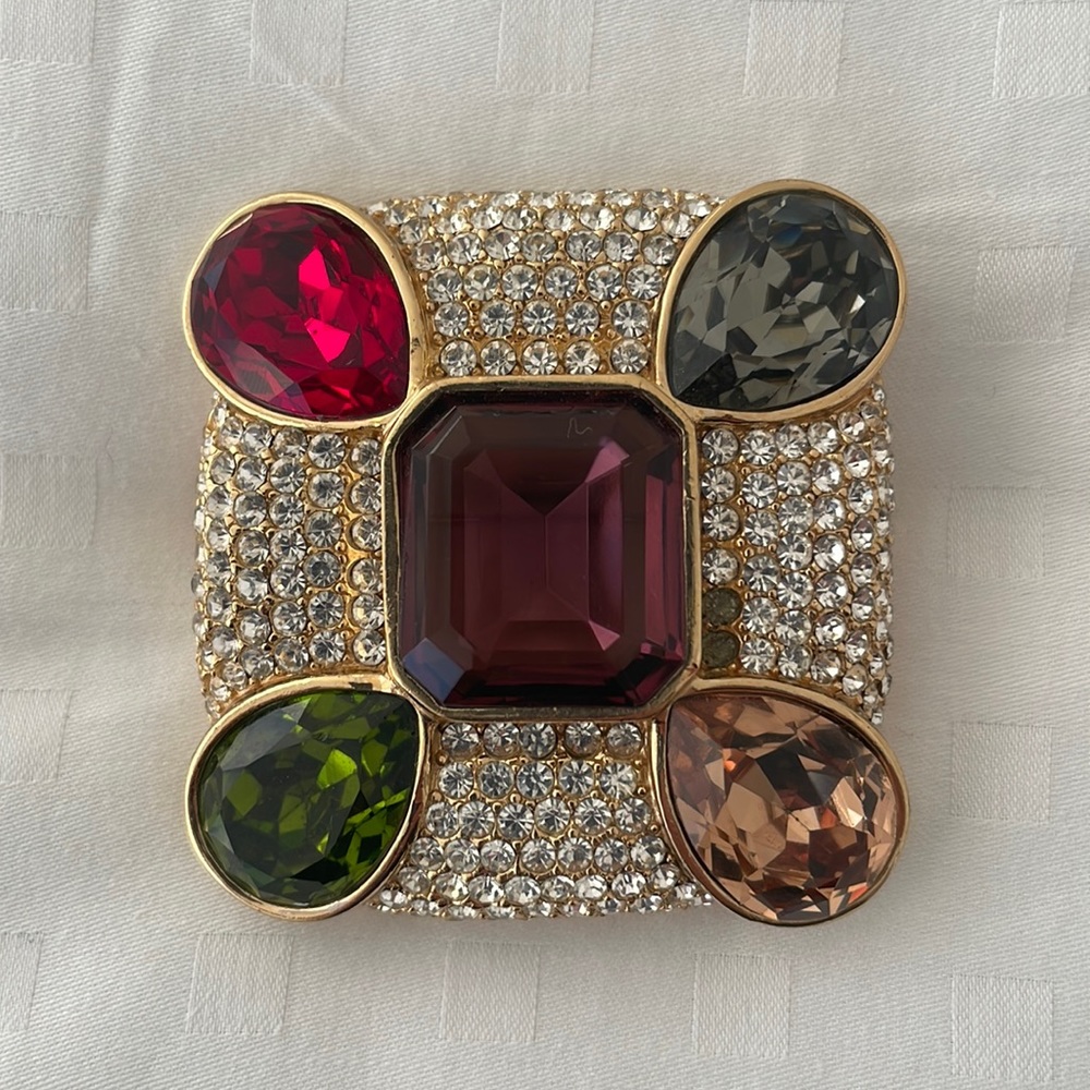 Vintage signed Cinar 80’s brooch w/rhinestones & glass gemstone couture quality